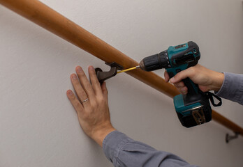 手摺りを直す人