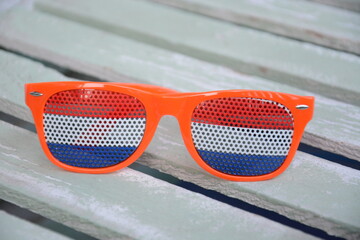 Mecz piłkarski dzień meczowy reprezentacja Holandii na stadionie narodowym kibic w okularach kibicujący swojej drużynie narodowej