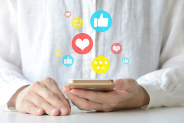 スマホのSNSや投稿に対して高評価を得ている人物のイメージ画像