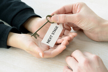 子どもに次のステージの鍵を渡す親の手