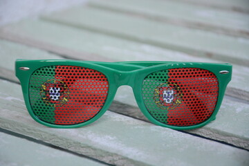 Mecz piłkarski dzień meczowy reprezentacji Portugalii na stadionie narodowym kibic w okularach kibicujący swojej drużynie narodowej