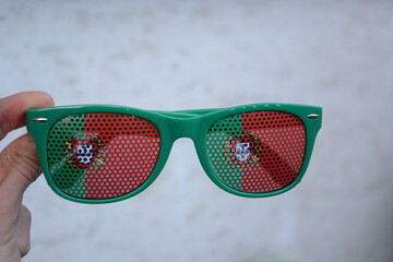 Mecz piłkarski dzień meczowy reprezentacji Portugalii na stadionie narodowym kibic w okularach kibicujący swojej drużynie narodowej