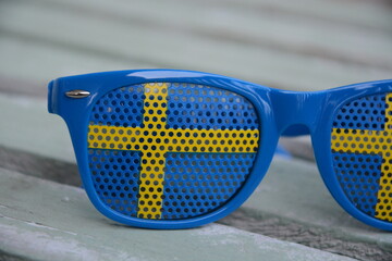 Mecz piłkarski dzień meczowy reprezentacji Szwecji na stadionie narodowym kibic w okularach kibicujący swojej drużynie narodowej