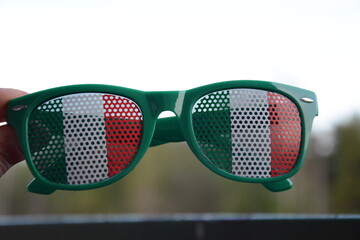 Mecz dzień meczowy reprezentacji Włoch na stadionie narodowym kibic w okularach kibicujący swojej drużynie narodowej na hali 