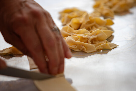 Photos of housewives making dumplings at home.