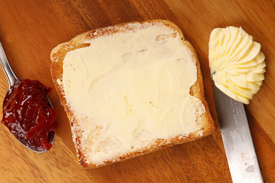 Getoasteter Buttertoast mit Butter bestrichen, leckeres Fr&uuml;hst&uuml;ck
