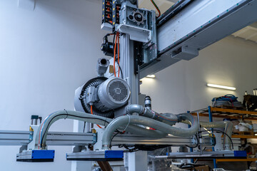 Automated industrial robot arm using vacuum lifter