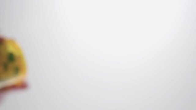 ガラスのテーブル上に薬ケースから落下する処方薬