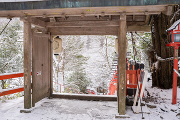 雪降り積もる神社