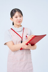 白衣とエプロンを着た若い女性