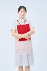 白衣とエプロンを着た若い女性