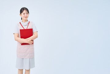 白衣とエプロンを着た若い女性