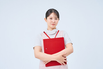 白衣とエプロンを着た若い女性