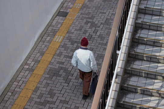 ハイアングルで見た冬の朝の都市の街で歩く中年男性の姿