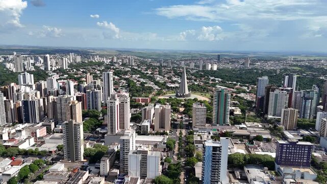 V&iacute;deo A&eacute;reo da regi&atilde;o central de Maring&aacute; com a Catedral ao fundo!