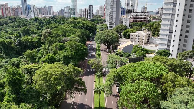 Vista a&eacute;rea das avenidas do entorno do Parque do Ing&aacute; em Maring&aacute;! Pr&eacute;dios e Parque! Avenida Laguna! 