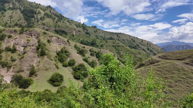 This 4K raw footage showcases the breathtaking panorama of Ollon Hill (Bukit Ollon) in Tana Toraja, often referred to as the "Teletubbies Hill" of South Sulawesi. 