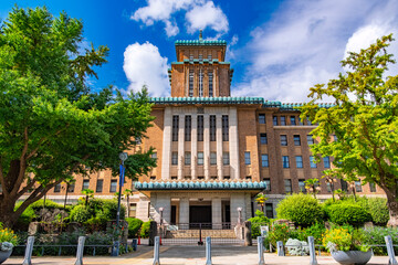 神奈川県横浜市 青空と緑に映える神奈川県庁本庁舎