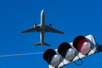 信号機の上を通過する飛行機