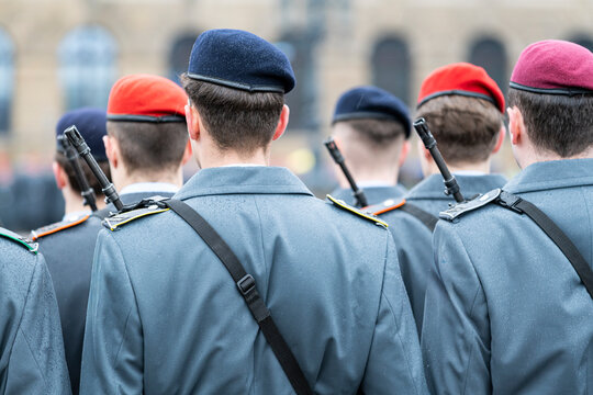 Junge Rekruten bei der Vereidigung