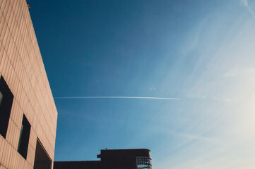 청명한 하늘에 비행기 구름