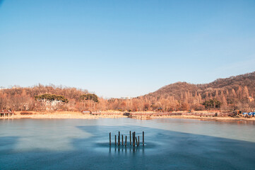 공원의 얼어붙은 고요한 호수