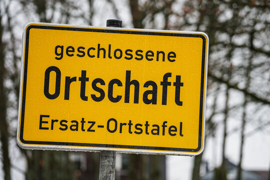 Gelbes Ersatz-Ortsschild markiert Beginn der geschlossenen Ortschaft