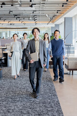Fototapeta premium デザイナーズオフィスで働く人々 