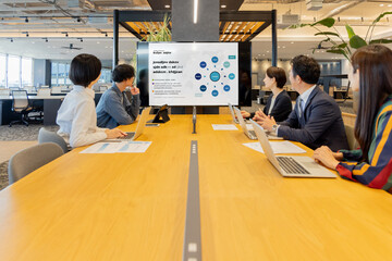 デザイナーズオフィスで働く人々
