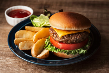 トマトとレタスを挟んだチーズバーガーのプレート