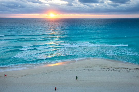 Sunrise over the turquoise Caribbean and the beach in Canc&uacute;n, M&eacute;xico