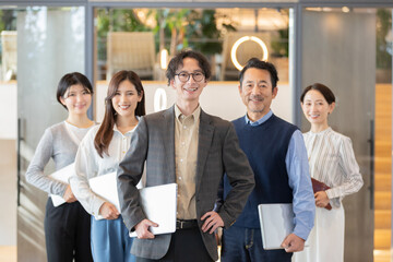 デザイナーズオフィスで働く人々
