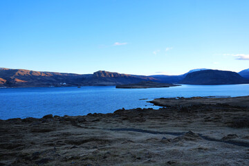 Blick auf den Fjord Hvalfj&ouml;r&eth;ur an einem sonnigen Wintertag auf Island
