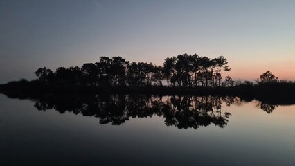 Magnifiques jeux de miroir au niveau étangs des prés-salés d'Arès au moment du coucher du soleil (Bassin d'Arcachon) © Arnaud