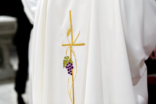 house of god, religiones, sacerdote, tradicional, sagrada, viejo, san, interiors, cat&oacute;lica, celebraciones, arte, vestuario, sagrado, bata, cura, papa, obispo