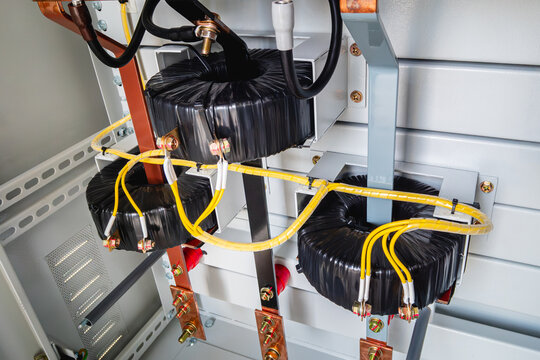 Install the current transformer in the control cabinet.