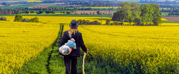  Rapsfeld Panorama mit Frau auf der Walz