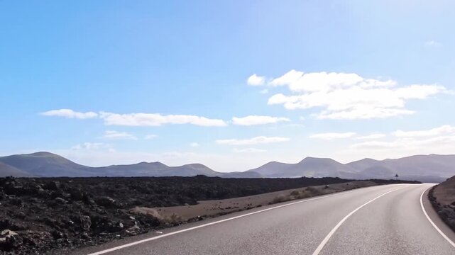 Lanzarote -  felsiger Timanfaya Vulkan Nationalpark, Vulkane vor blauem Himmel am Horizont, erstarrte Lava, reisen, Roadtrip, Kanarische Inseln, Spanien, Tourismus, Attraktion, Urlaub
