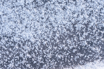 Zamarznięta woda z dużymi kryształkami lodu – zimowe tło z góry © Elżbieta Kaps