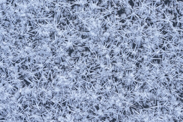 Zamarznięta woda z dużymi kryształkami lodu – zimowe tło z góry © Elżbieta Kaps