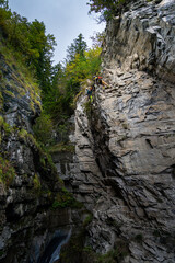 Obraz premium Höhenarbeiter bei einer Felsräumung und Sicherungsarbeiten oberhalb eines Wanderweges in der Schweiz