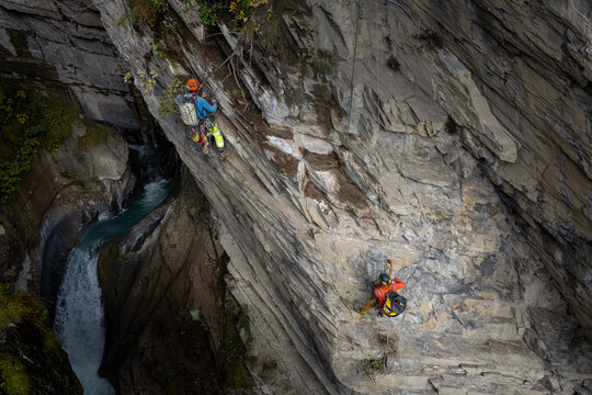 H&ouml;henarbeiter bei einer Felsr&auml;umung und Sicherungsarbeiten oberhalb eines Wanderweges in der Schweiz