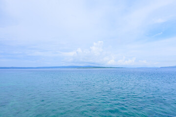 Obraz premium beautiful view of blue sea with island in day light 