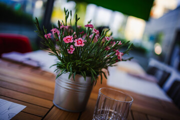 Bukiet kwiatów na stole w restauracji © Artur