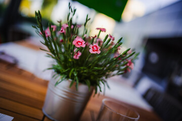 Bukiet kwiatów na stole w restauracji © Artur