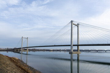 Obraz premium KENNEWICK, WASHINGTON, USA - Jan 9th 2026: The Cable Bridge spans the Columbia River between the cities of Kennewick and Pasco.