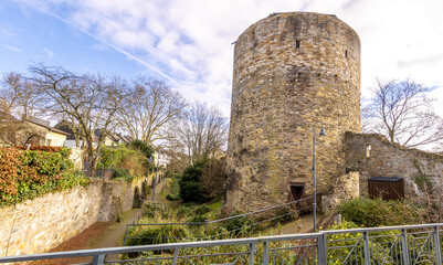 Der Dicke Turm in der Stadtmauer in Ratingen mit dem fr&uuml;heren Wassergraben