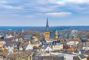St. Peter und Paul - Kirchturm &uuml;ber der Altstadt von Ratingen