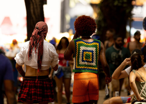 Carnaval de rua da cidade de S&atilde;o Paulo com muitas pessoas fantasiadas com temas diversos. 