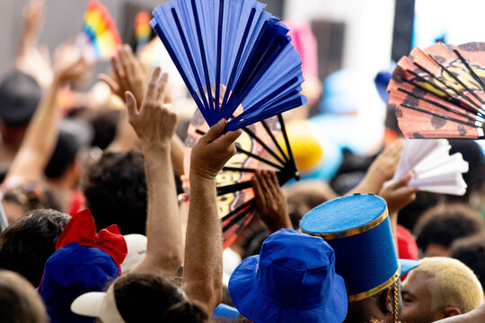 Carnaval 2026 na cidade de S&atilde;o Paulo com leque e fantasias coloridas. 